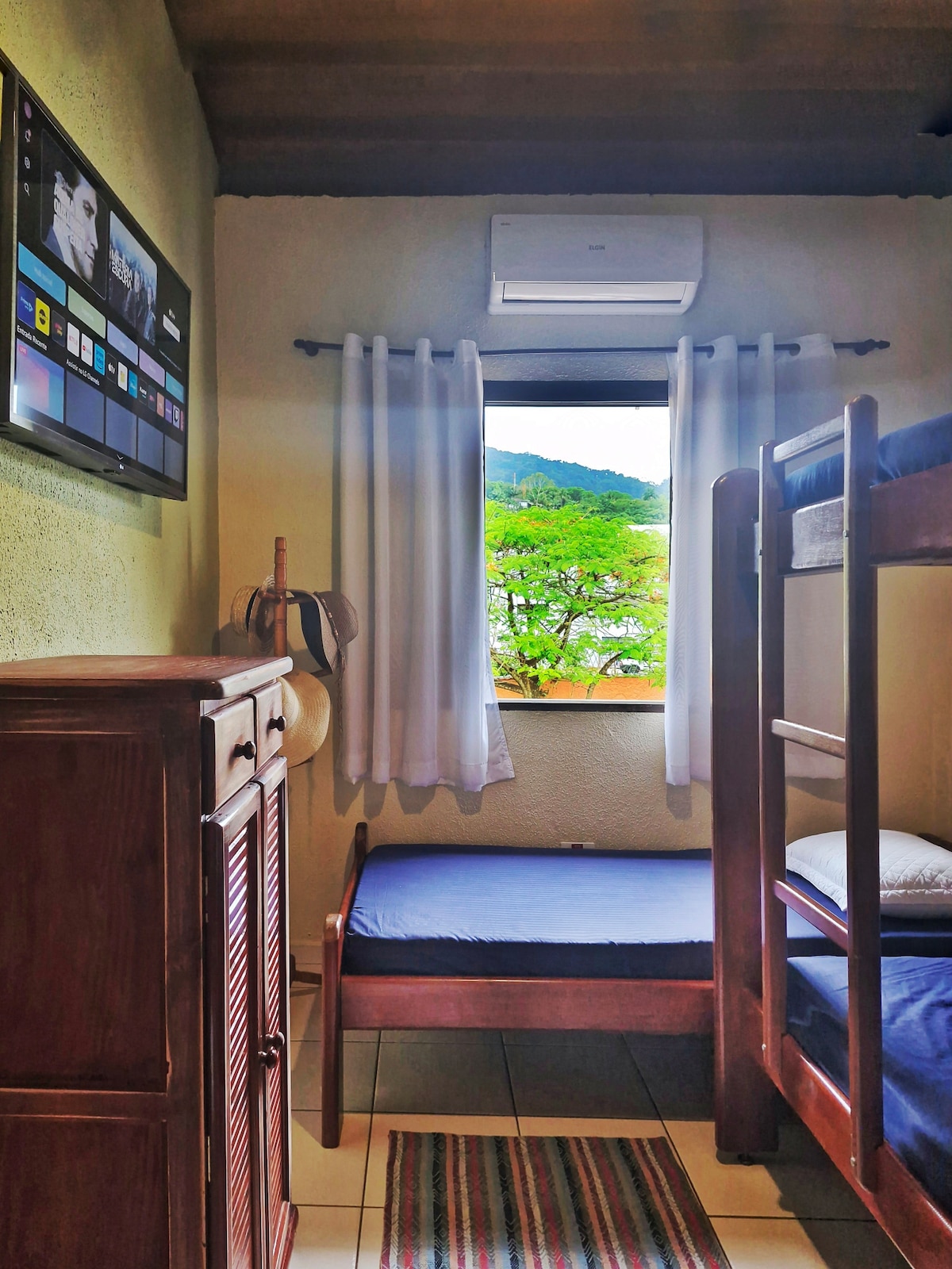 1 единично легло и 1 двуетажно легло ,  смарт телевизор и климатик. 