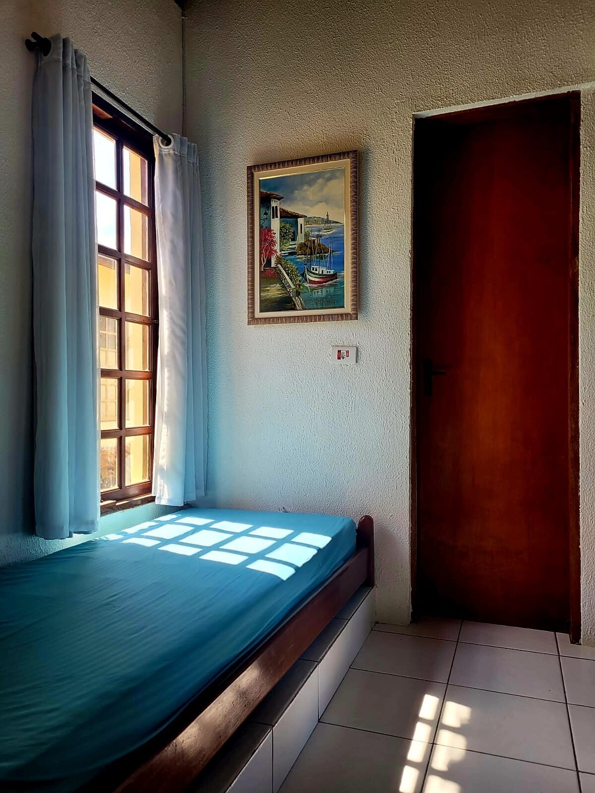 Място пред стаите със затъмнена завеса и телевизор. 