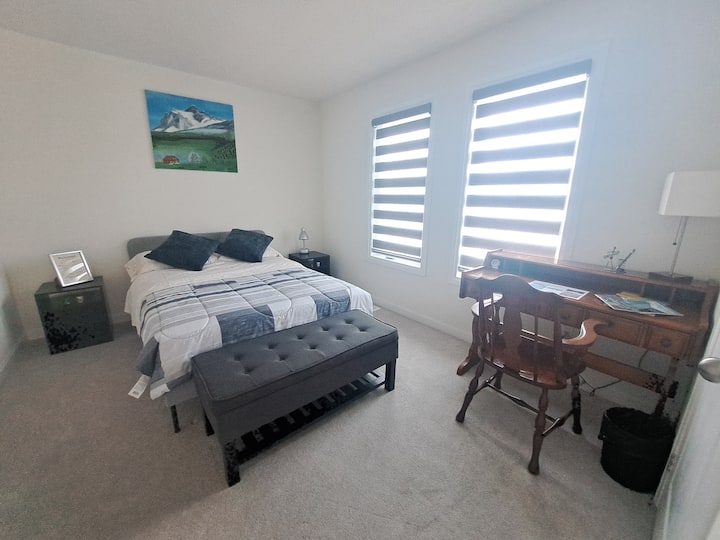 ოთახში ბუნებრივი სინათლეა, ასევე, ორადგილიანი საწოლი ნახევრადორთოპედიული მატრასით, 100% ბამბის ზეწრებით, საბნებითა და პირსახოცებით. აქვეა ორი ტუმბო, სკამი სათავსოთი, სამუშაო მაგიდა და ტანსაცმლის კარადა. 
