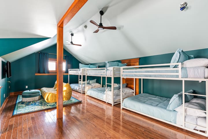 เตียงสองชั้นขนาดใหญ่ 3 ชุด