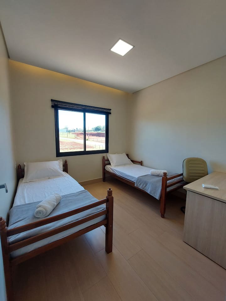 Il y a deux lits simples. Il y a un filet de sécurité sur la fenêtre pour assurer plus de sécurité, en particulier pour les enfants. 