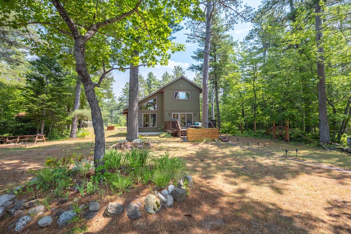 Modern Lake Abode Fish/Kayak/Bike/Ski/Swim/Sauna!
