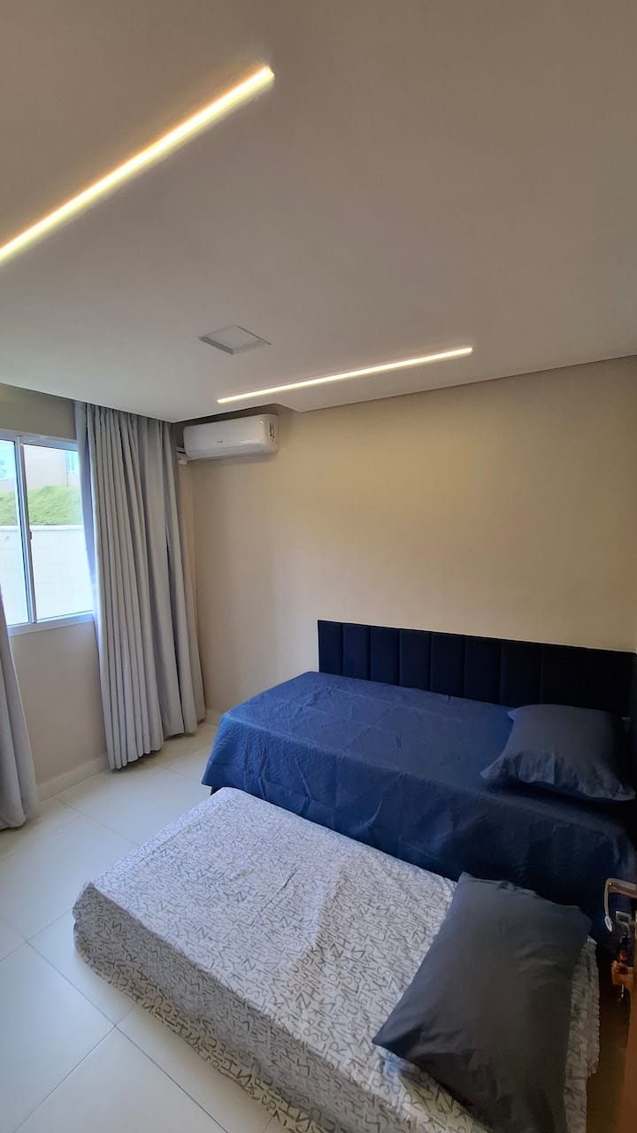 Izba s 1 dvojposteľovým, pevným matracom má druhú posteľ nižšie vo formáte zásuvky. 
Klimatizácia, záves a mini skriňa.