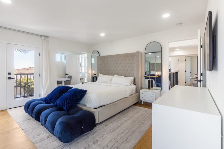 سرير بمقاس كينغ مع لوح رأس بطول 6 أقدام. يحتوي السرير على جهاز تحكم عن بعد يميل كل جانب