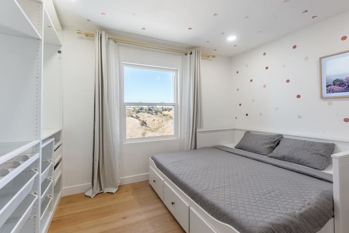 غرفة نوم بسرير متحرك يتحول من حجم مزدوج إلى حجم كبير، مع إطلالات على حديقة كينيث هان 