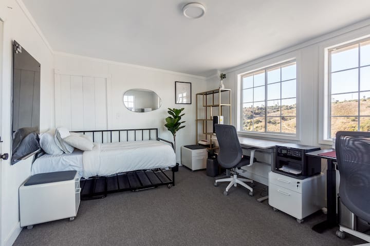  تقع غرفة النوم الخامسة في مبنى منفصل في جامعة أبوظبي عن البيت الرئيسي،  وهي مجهزة كمكتب ولكن تحتوي على سرير متحرك يمكن أن يتوسع من التوأم إلى الملك