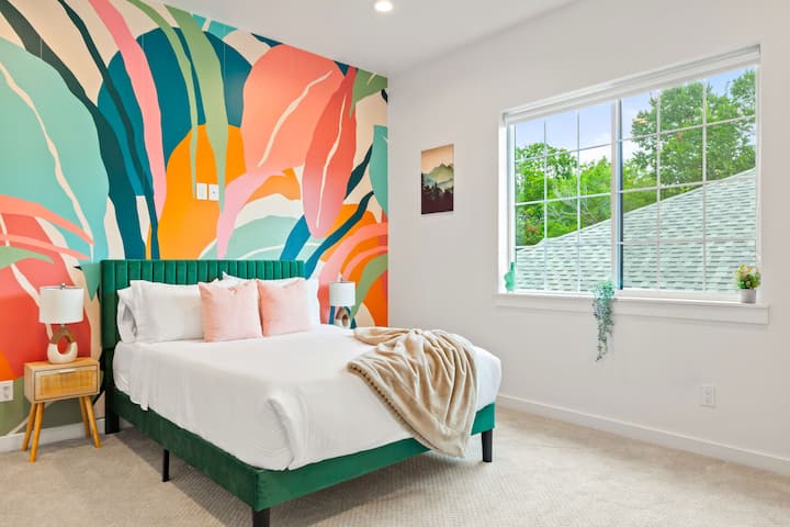  חדר שינה מואר ומסוגנן עם קיר אופייני נועז, מיטת קטיפה קטיפה ואור טבעי - המפלט המושלם לאוהבי עיצוב 