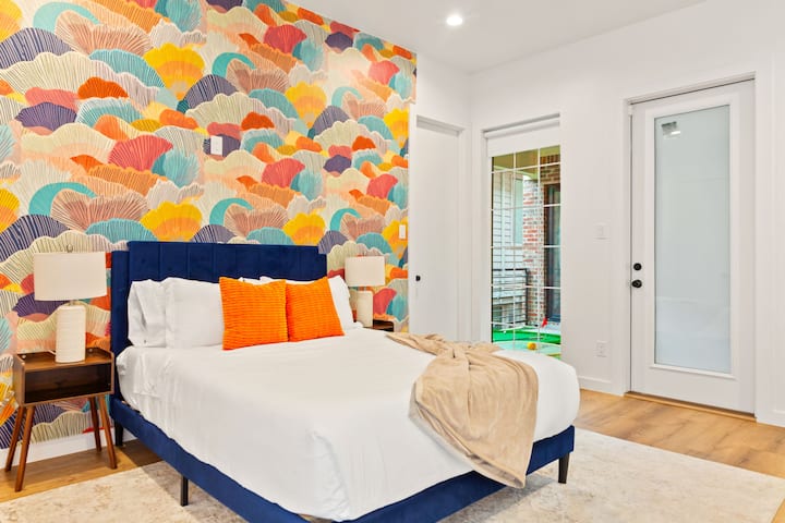 להתעורר מוקפים בצבע ובנוחות בחדר השינה האופנתי הזה בדאלאס. הנכס כולל טפט מעוצב, מיטת קטיפה קטיפה וגישה ישירה למרפסת, ומשלב יצירתיות ורוגע. מושלם לבוקר רגוע או ללילה נעים.