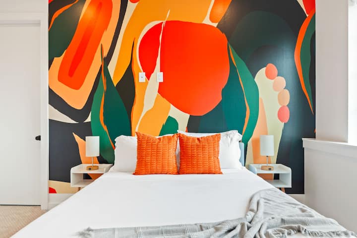 להתעורר בחדר שינה מעוצב תוסס מלא באור טבעי ובאמנות נועזת - שבו נוחות פוגשת יצירתיות בלב דאלאס. ✨