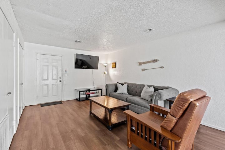 Just Like Home 2 Bed 1.5 Bath Apt W King & Queen! - Ardmore, OK