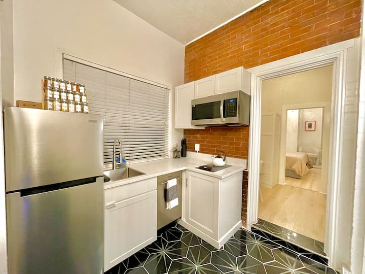 Cozy Hideaway| Free Parking + 65” Tv + Walkable! - Salt Lake City, UT