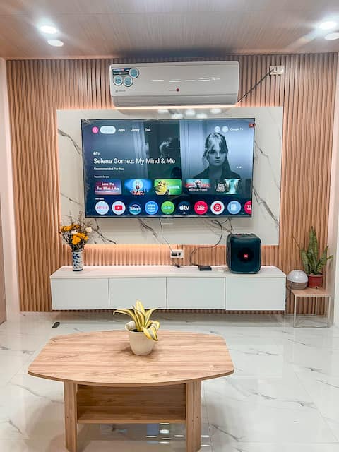 Rosie APT #1 (fully air-conditioned) 20-30 people.