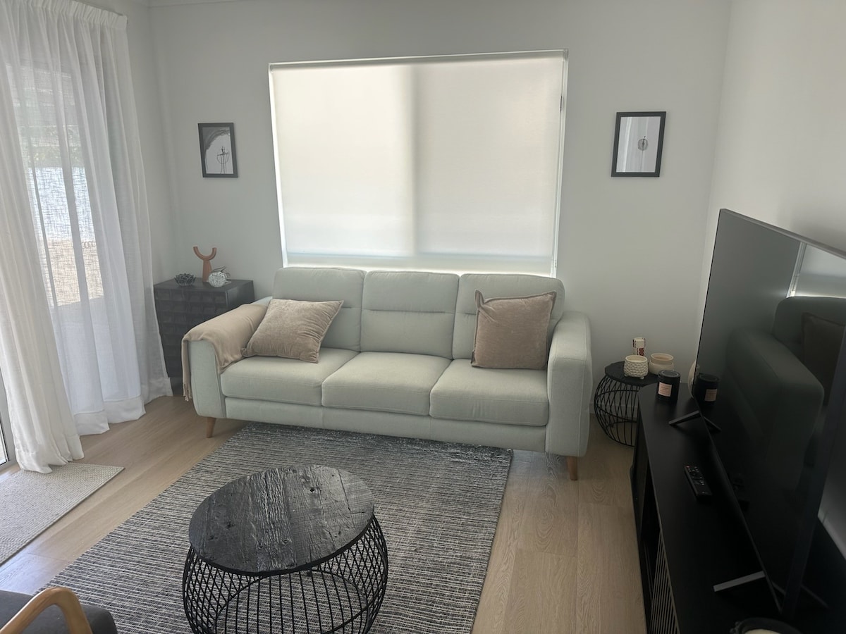 Popular Airbnb listing: Walk to the beach - 3 Bed-2 carparks in North Ward in North Ward