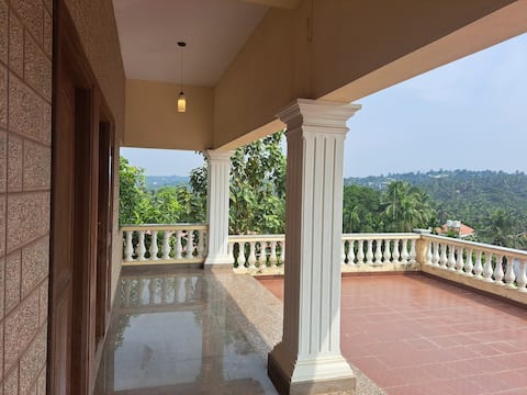 Bellevue-family friendly apartment on first floor