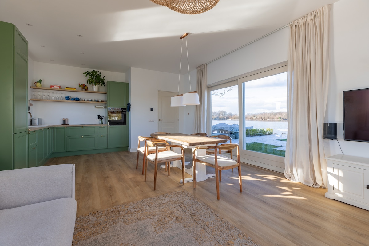Popular Airbnb listing: Private Island with Boat and Sauna near Amsterdam in Vinkeveen