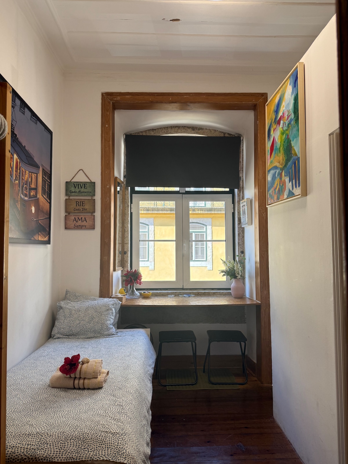 Ki parasysh: krevati që mund ta përdorësh si krevat tek ose krevat dopio. Opsioni i krevatit dopio është thjesht i tërhequr dhe i hapur . 