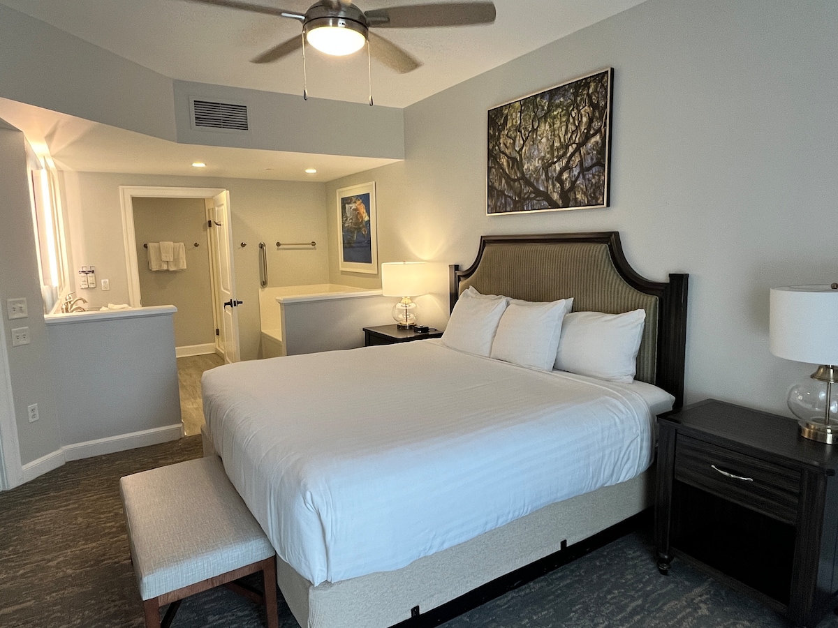 Prostrani glavni krevet s bračnim krevetom i privatnom kupaonicom. 