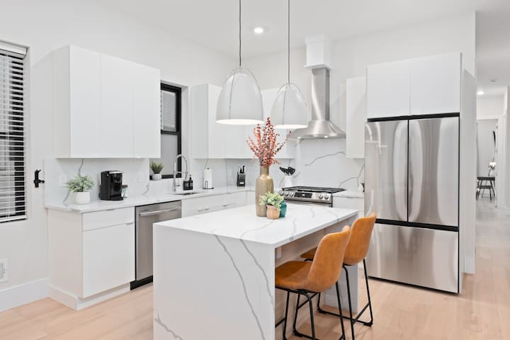 NEAR Path to NYC! RARE 2 Car Park+GameRm+Firepit! gallery image 3