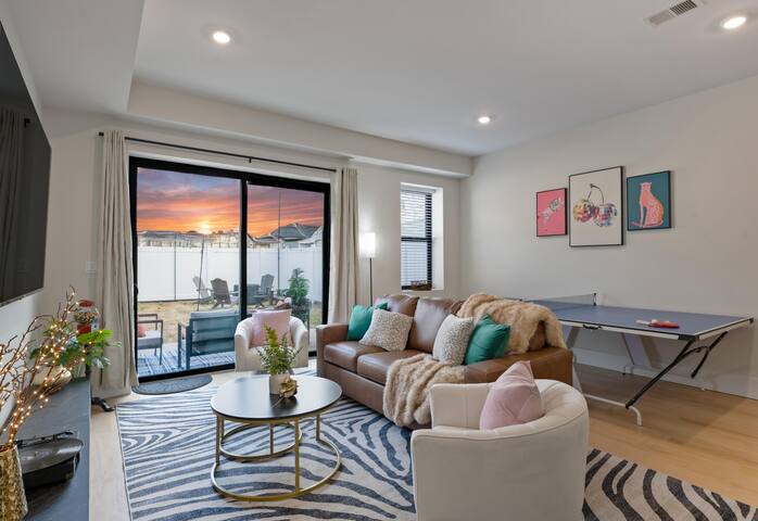 NEAR Path to NYC! RARE 2 Car Park+GameRm+Firepit! gallery image 4