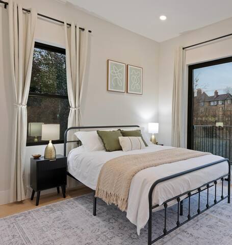 NEAR Path to NYC! RARE 2 Car Park+GameRm+Firepit! gallery image 5