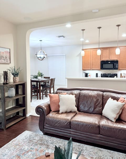 Top Airbnb: Cozy Home w/ office | Central | Near Attractions! in Tanglewoodridge