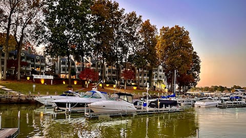 Lakefront Retreat• Walk to Dining• Pool+Pickleball