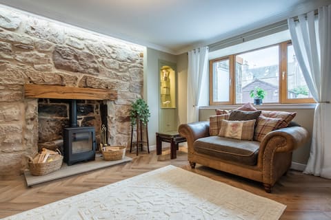 Popular Airbnb listing: Beautifully presented Mabels Cottage by the beach in Nairn