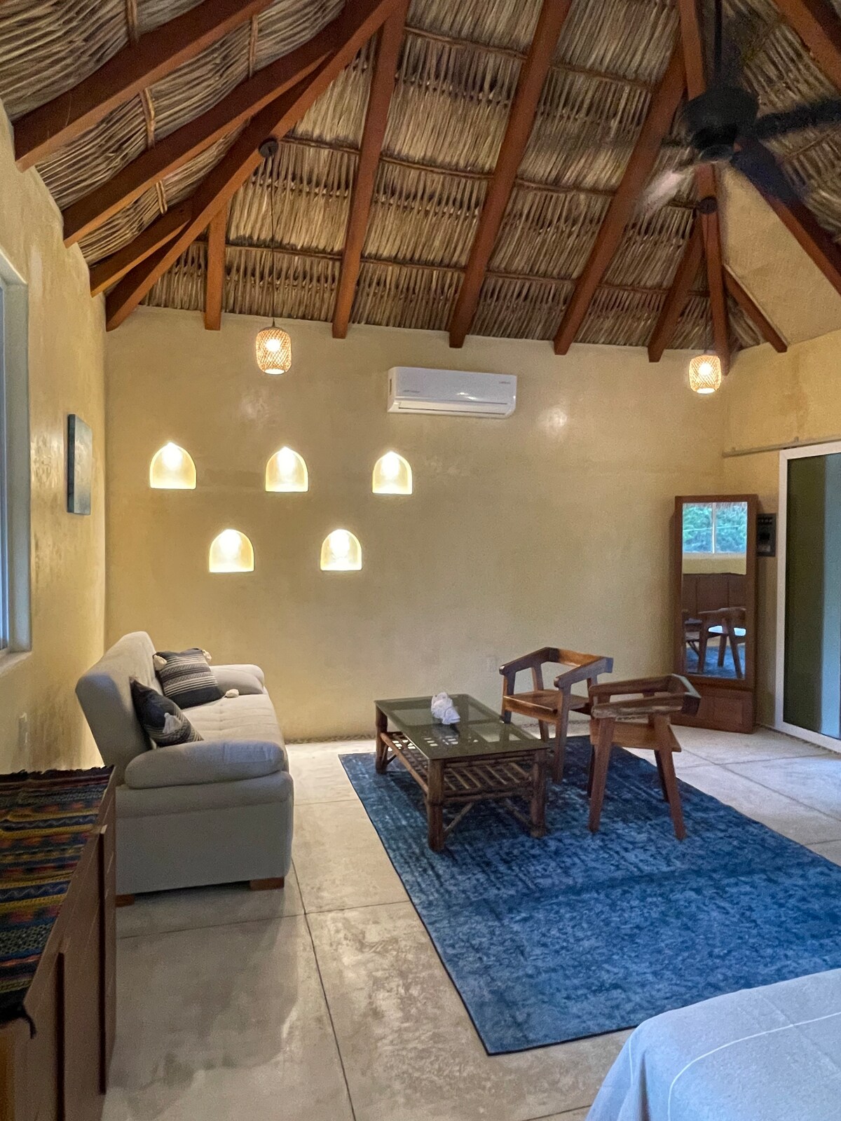 โซฟาเบดที่สะดวกสบายและกว้างขวางมากในการให้เช่าที่พักแก่ผู้เข้าพักเพิ่มเติมในที่สุด