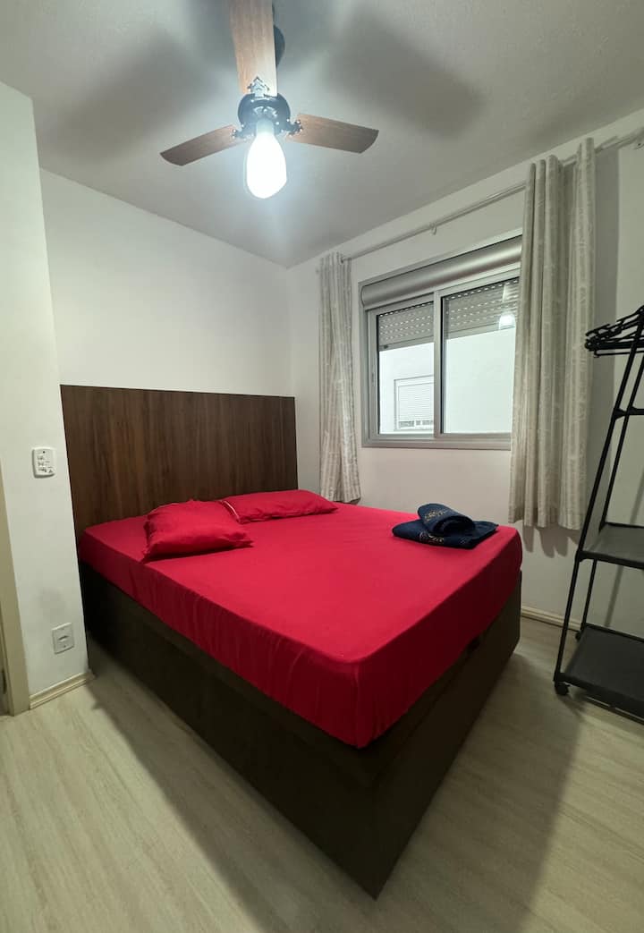 יש לכם מצעים, כיסויים, מגבות וסבונים. מאווררים זמינים.