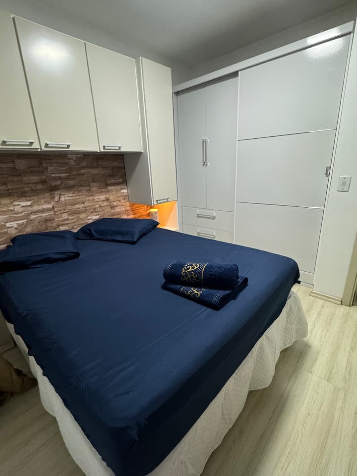 יש לכם מצעים, כיסויים, מגבות וסבונים. מאוורר זמין.