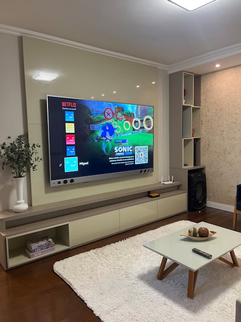 House on the coast with 85” TV, rooms with air conditioning.