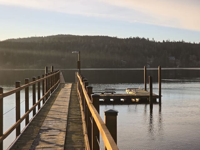Oceanfront House: Beach Access, Hot Tub & Kayaks