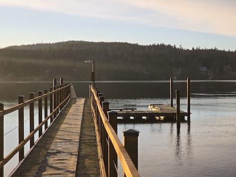 Oceanfront House: Beach Access, Hot Tub & Kayaks