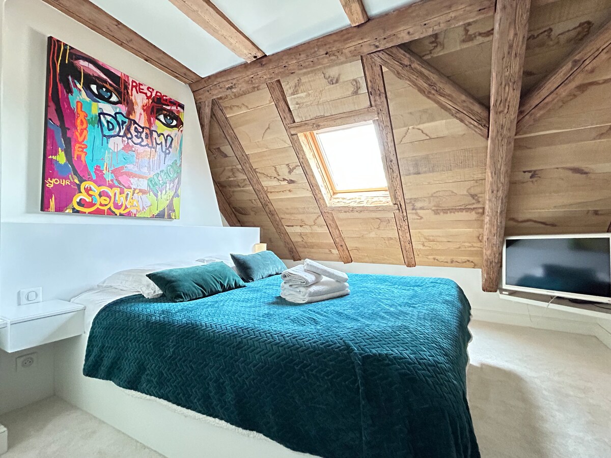 Светло засолниште каде што нежно се испреплетуваат бело и светло дрво. Нежните уметнички детали, соблекувалната и хотелската постелнина ве опкружуваат со ретка удобност. 
Совршено за одмор и сонување.