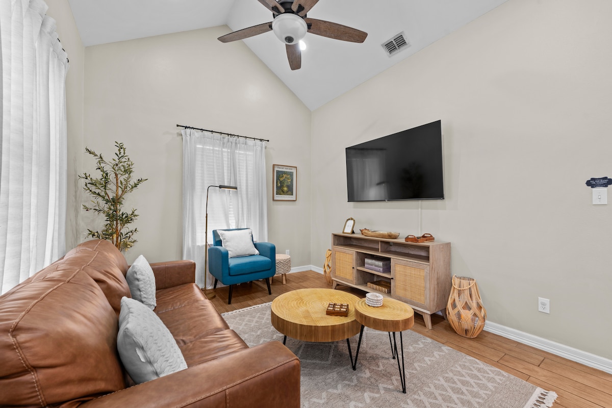 Top Airbnb: Cozy 2BR Home | Pet-Friendly | Patio & Fire pit in Mission