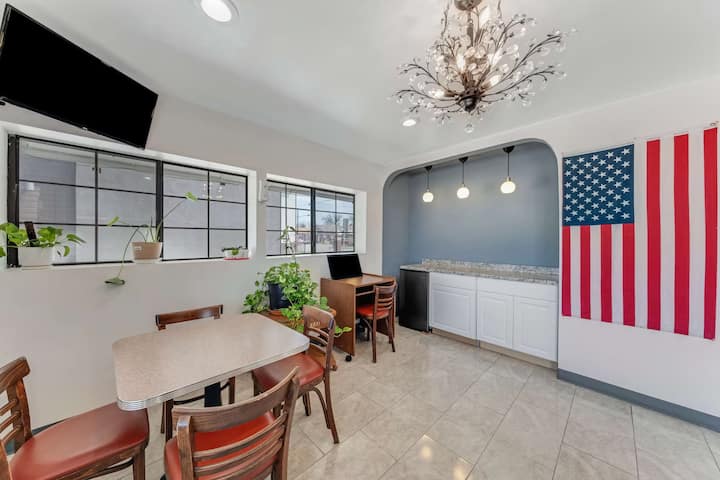 Relax In A Budget-friendly Room W/ Bkfst Included - San Antonio