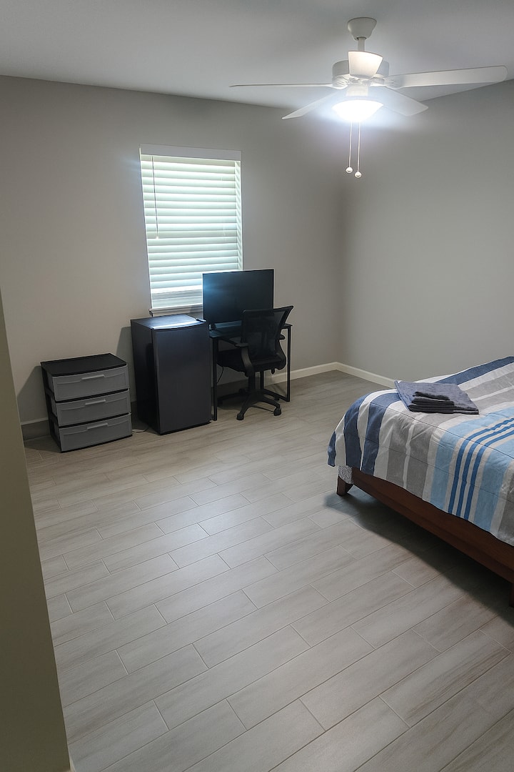 Vrlo udobna i dobro opremljena spavaća soba s bračnim krevetom. Roletne za odličan san. Ormar. Smart TV za gledanje omiljenih aplikacija za streaming. Radni stol za radnu stanicu za praktičnost radnika na daljinu.