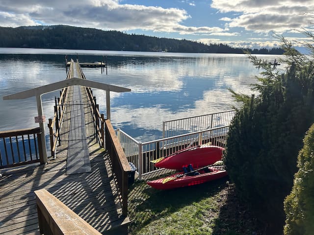 Oceanfront Cabin: Beach, Dock, Hot Tub & Kayaks