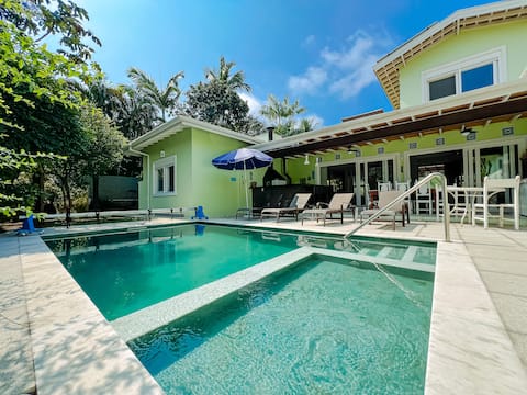 Top Airbnb: Premium House • 5 Suites • 170m Beach/Toque Toque P in São Sebastião