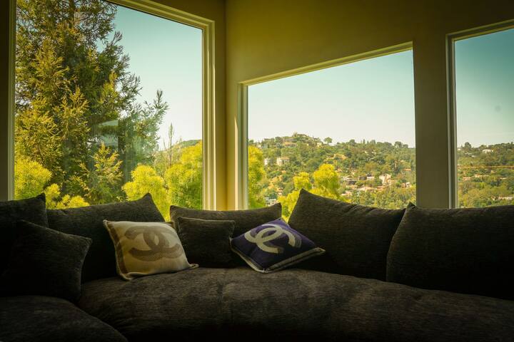 “Hollywood Hills Escape: Designer 4BR w/ Views gallery image 3