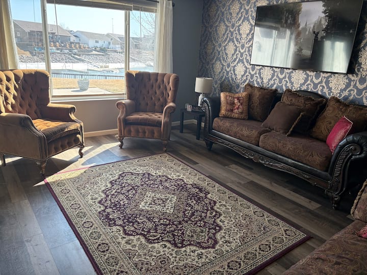 Molly’s Place Waterfront Home With Sunset Views - Bismarck, ND