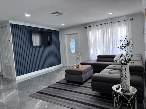 Modern & Cozy house 2/2 with hot tub