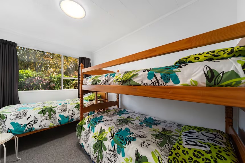 Segundo dormitorio, con 3 camas individuales.