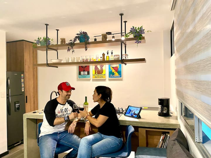 La sala es un espacio agradable para pasar buenos momentos, con  una cocina abierta que permite compartir la experiencia de cocinar estando con amigos o familiares.