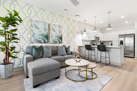 Top Airbnb: The Ivy Living 5 Min From Downtown in Longview Gardens