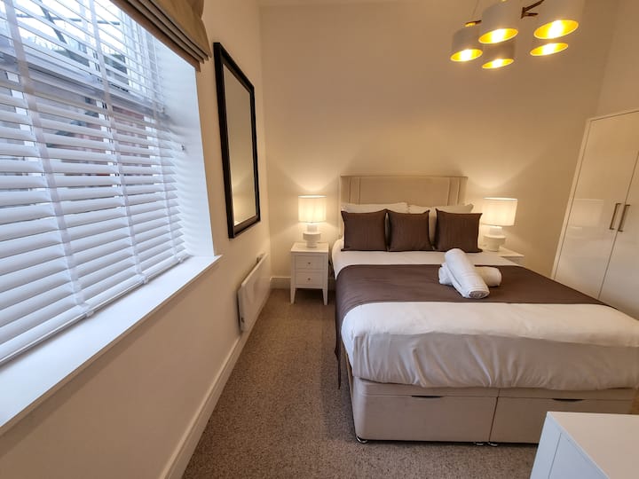 Ჩვენი სახლი ალტრინჩამის შუაგულშია, კინოთეატრ EveryMan-ის მოპირდაპირე მხარეს