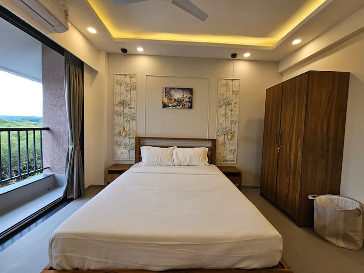 استرخ في سرير مريح بحجم كوين مع بياضات فاخرة وستائر تعتيم وأجواء هادئة لقضاء ليالٍ مريحة.