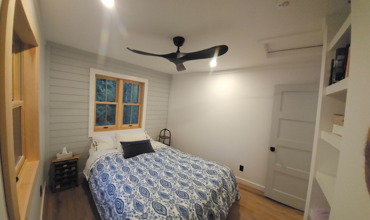 Amplia privacidad y espacio con mucho aire fresco desde 2 ventanas, ubicadas en el segundo piso.  