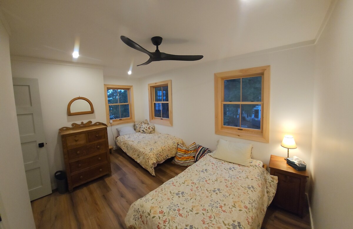 Uno de los 3 dormitorios espaciosos y privados en el nivel superior.