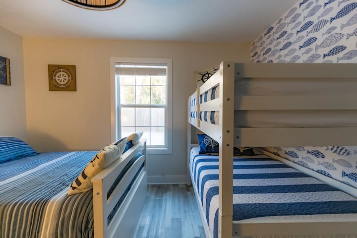 ห้องเตียงสองชั้น การตกแต่งที่สนุกสนานและตู้เสื้อผ้าขนาดใหญ่รอให้กลุ่ม 4 คนมาเติมเต็มด้วยเสียงหัวเราะและความทรงจำที่ดี (มีเตียงเด็กพกพา) 